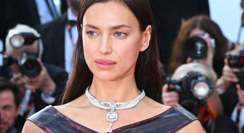 Irina Shayk megmutatta tökéletes hasizmait a cannes-i filmfesztivál vörös szőnyegén