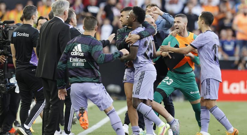 Videón Vinicus piros lapot érő pofonja a Valencia-Real meccsről