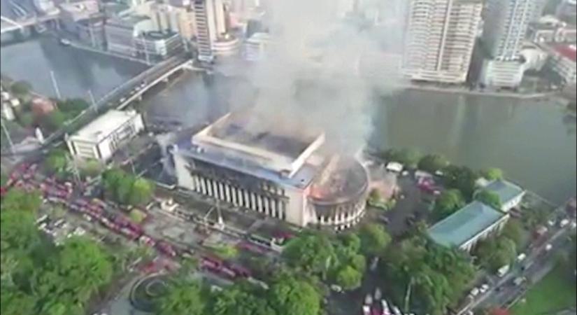 A lángok martalékává vált a manilai központi posta épülete