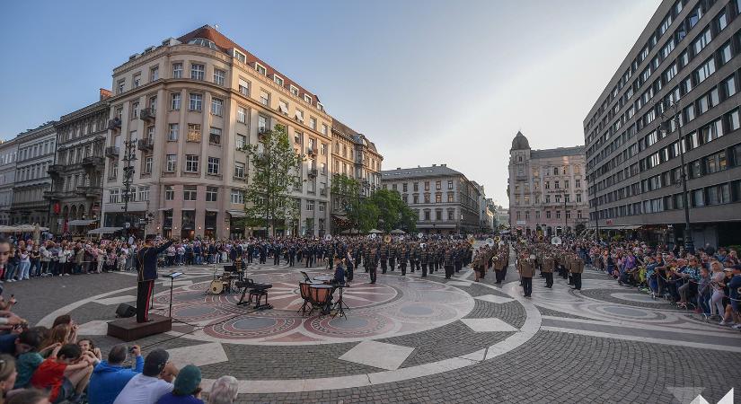 Hatalmas sikert aratott a katonazenakarok budapesti koncertje, kitettek magukért a vásárhelyi muzsikosok is