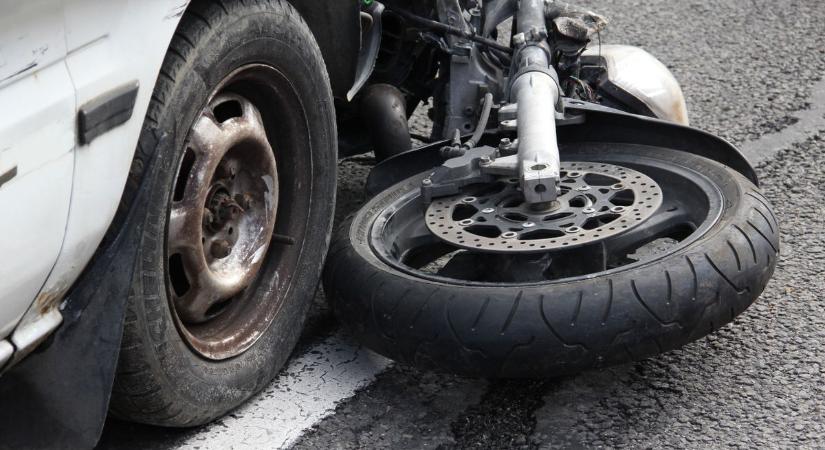Motoros és személyautó ütközött össze Dunaújvárosnál