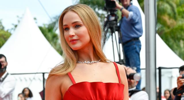 Jennifer Lawrence elunhatta az állandó botladozást a vörös szőnyegen, nem mindennapi lábbeliben vonult fel Cannes-ban