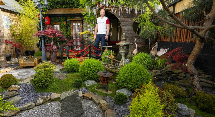 Egy brit férfinek 14 évébe telt, hogy japánkertet varázsoljon a betonrengeteg közepére
