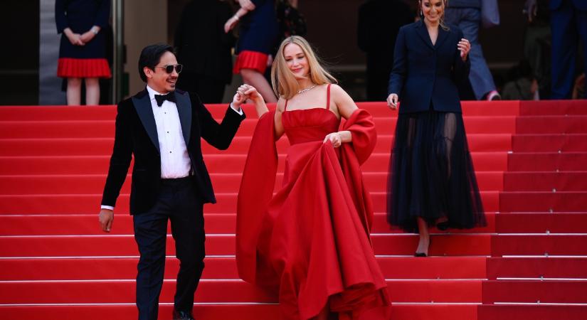 Nagyon furcsa „cipőben” jelent meg Jennifer Lawrence a Cannes-i Filmfesztiválon