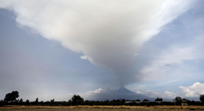 Feléledt a Popocatépetl vulkán, lezárták a reptereket a mexikói fővárosban