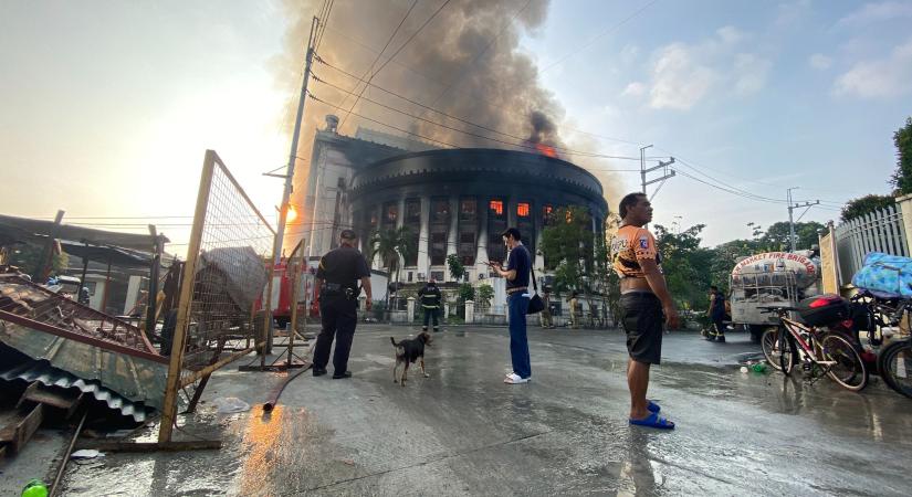 Hatalmas tűz keletkezett vasárnap Manila központi postahivatalában (videók)