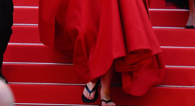 Jennifer Lawrence lenyűgöző estélyiben tért vissza a vörös szőnyegre – meg egy pár flip-flopban