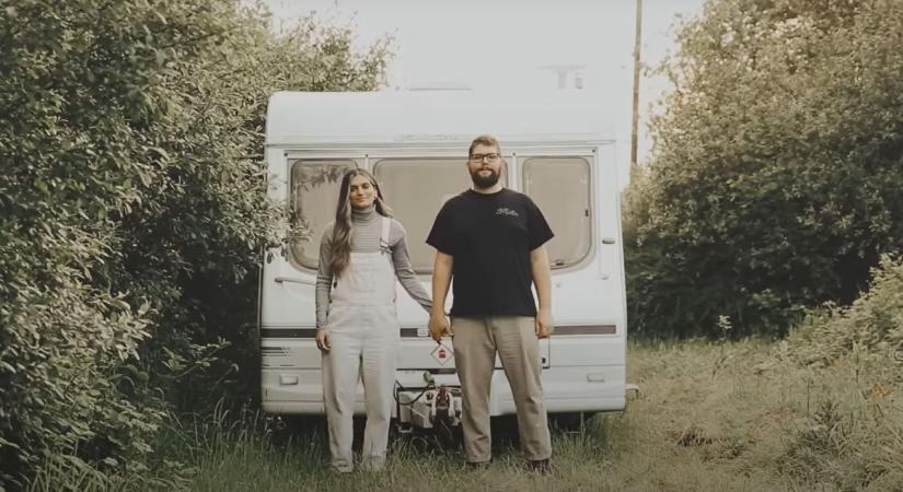 Hitel nélkül akarnak élni: lakókocsiból varázsolt otthont a fiatal pár