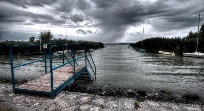 Óriási baj van a Balatonnál: ilyet rég láttak a tó környékén, érdemes vigyázni