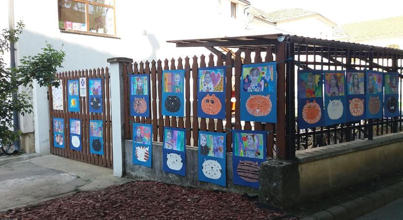 Gyermekek alkotásaival telt meg a békéscsabai evangélikus óvoda kerítése
