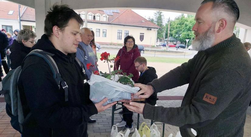 Lőrinciben elajándékozták a megmaradt virágokat