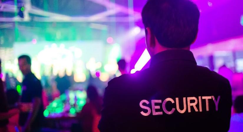 Ájulásig verték a szórakozóhelyről kivezetett vendéget a biztonsági őrök Gyöngyösön