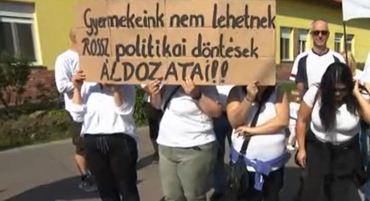 „Elfogyott a türelmünk” – tiltakoztak a szülők a gyömrői általános iskola állapota miatt – videó