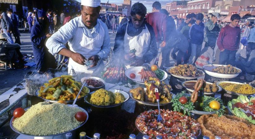 Fald fel Marokkót: tevés tazsin, cukros csirkepite és éticsiga