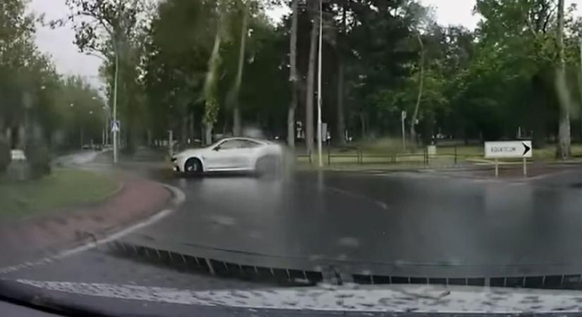 Kiszaladt a sofőr alól a BMW az Aquaticum-körforgalomban – videóval