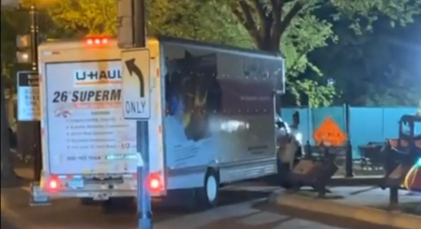 Őrizetbe vettek egy sofőrt, aki többször nekiment a Fehér Ház körüli biztonsági akadályoknak (Videó)