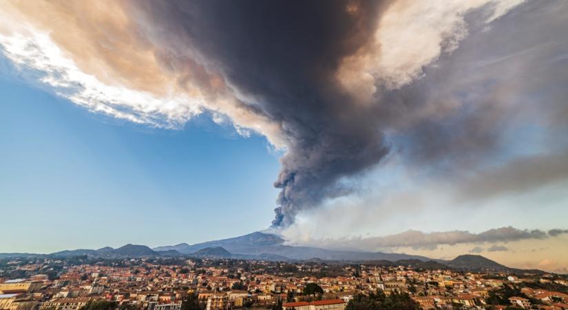 Az Etna kitörése miatt lezárták Catania repterét vasárnap
