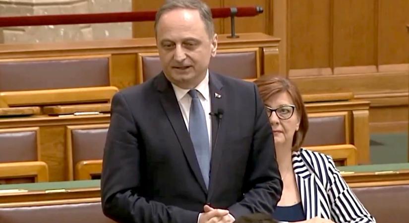 A Jobbik elnöke aknamunkát végez az Európai Parlamentben