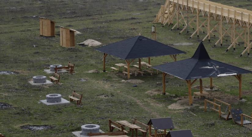 Félmillióért épült nyilvános pottyantós budi a lombkoronasétány mellett Nyírmártonfalván - fotó