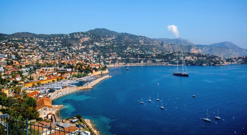 Forradalmi „úszó strand” borzolja a kedélyeket a francia Riviérán