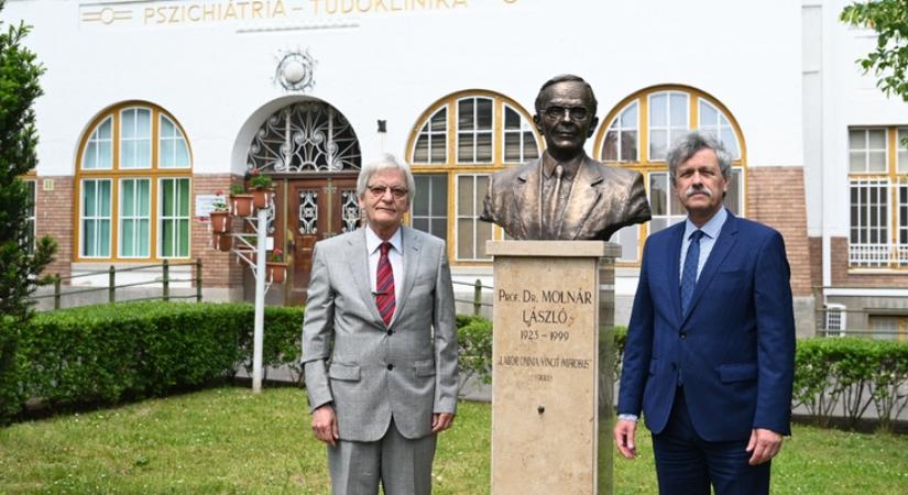Szobor őrzi mostantól a Neurológiai Klinika korábbi igazgatójának emlékét a Debreceni Egyetemen