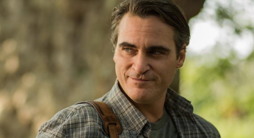 Két férfi szerelméről szól Joaquin Phoenix új filmje, sztárrendező a fedélzeten