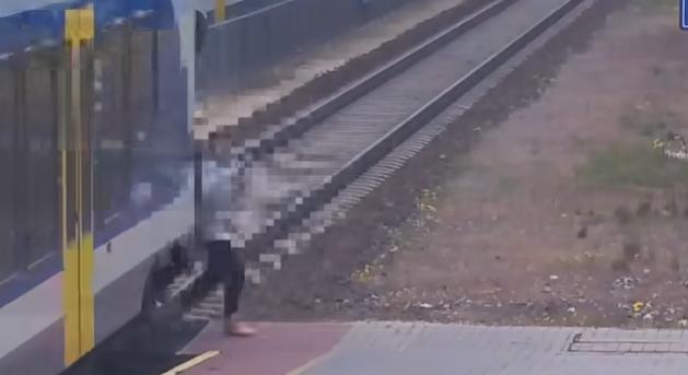 Brutális! Videón, ahogy elcsap a vonat egy gyalogost!