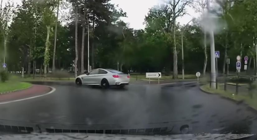 Driftelni próbált a BMW-s a debreceni körforgalomban, ilyen kínos égést ritkán látni - videó