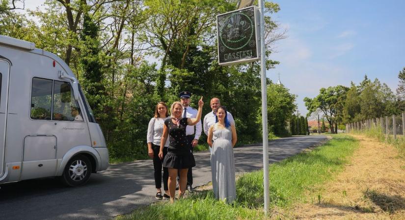Mosolygós táblák mérik a sebességet Borgáta határában – A cél a közúti forgalom lassítása - fotó