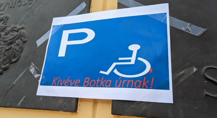 Mozgássérült parkoló: „kivéve Botka úrnak”
