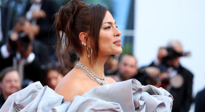 Ashley Graham bebizonyította, hogy a meztelenruha S-es méret felett is jól áll egy nőnek