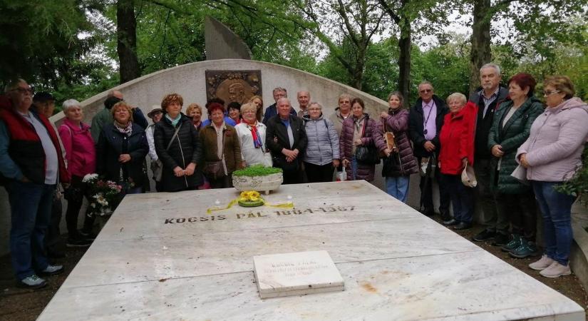 A névadó síremlékénél koszorúztak a diósgyőri kertbarátok