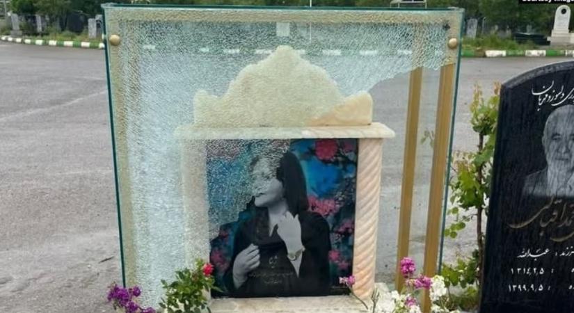 Iránban ismeretlenek megrongálták Mahsza Amini sírját