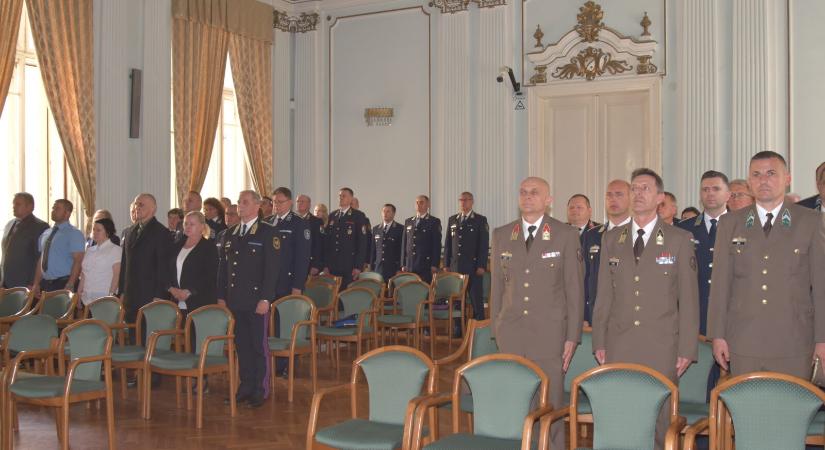 Katonai ülnökök tettek esküt a Szegedi Törvényszéken
