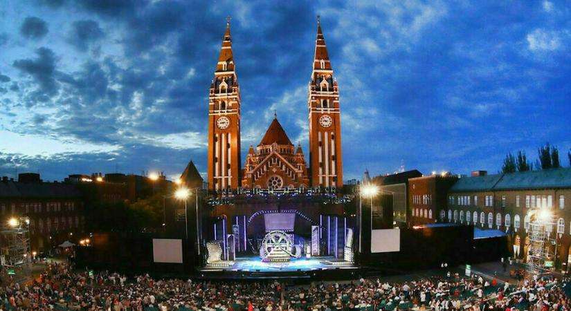 Még el sem bontották a Szeged Napján kihelyezett bódékat, máris épül a szabadtéri nézőtere és színpada