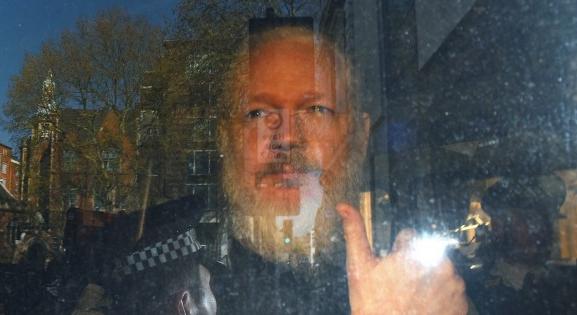 Háborús bűnöket tárt fel, mégis egy cellában senyved évek óta Julian Assange