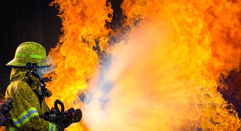 Tatabányai ikerházban csaptak fel a lángok, a komáromi tűzoltókat is riasztották