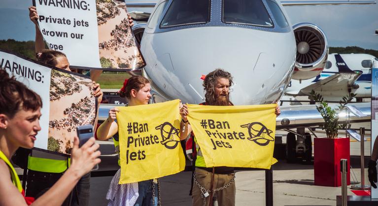 Klímaaktivisták bénították meg a genfi repülőteret