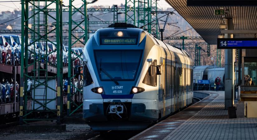 Videón, ahogy egy vonat csaknem halálra gázol egy nőt: másodperceken múlt a tragédia