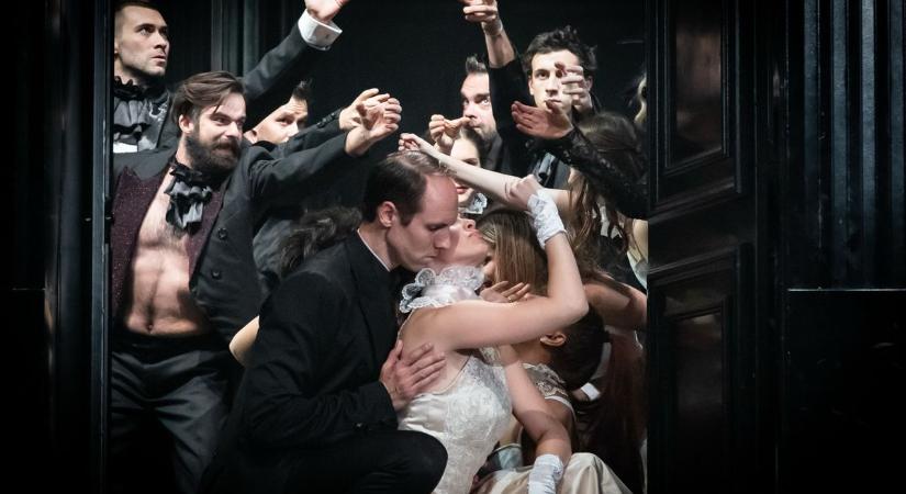 Szenvedélyes Anna Kareninát mutatnak be a Kecskeméti Nemzeti Színházban – galériával