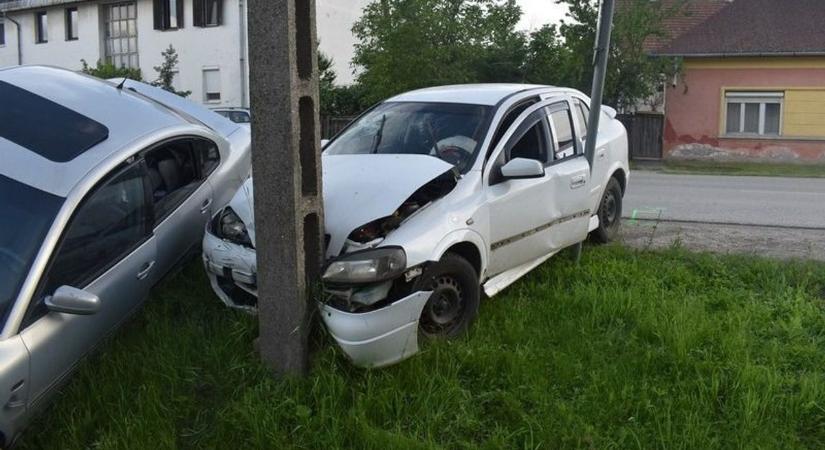Villanyoszlopnak csapódott két autó Karcagon, az egyik sofőr megsérült
