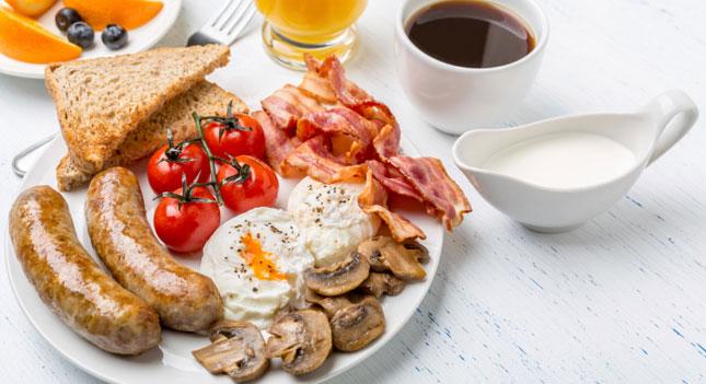 Mi mindent tartalmaz a tökéletes és bőséges angol reggeli?