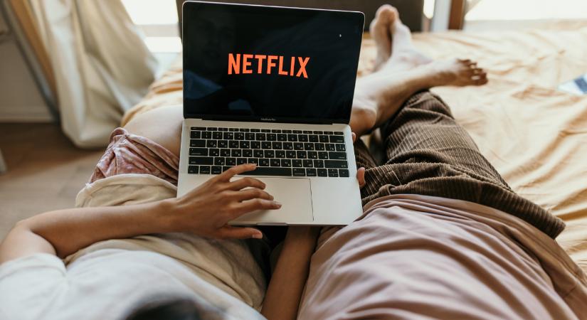 Már hivatalos: háztartásokon kívüli személyekkel nem lehet megosztani egy Netflix előfizetést