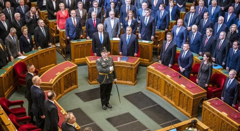 Nem kormányzás, túlélés: propagandahadjárat, és a valójában nem létező ellenség „legyártása” és „legyőzése” ismétlődik