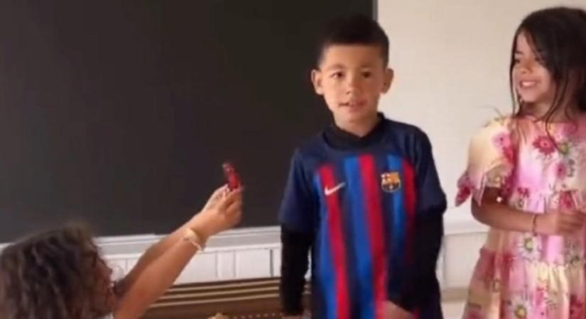 Ebből óriási botrány lesz: a Real-legenda C. Ronaldo kisfia Barcelona-mezben sokkolta a rajongókat - videó
