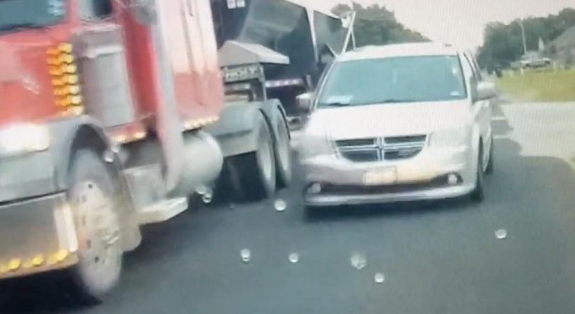 Rákényszerítette a pofátlan autóst, hogy tolasson vissza, a drámai csattanó csak ezután jött - videó