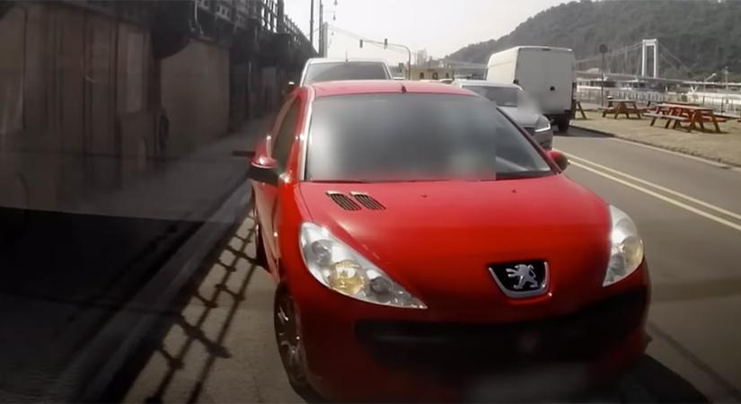 Képtelen volt kikerülni egy álló autót a rakparton, a következő húzásával még fokozni is tudta - videó