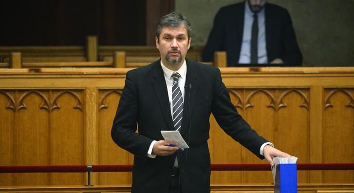 A Parlament bojkottját hirdető Hadházy szavaz a Parlamentben
