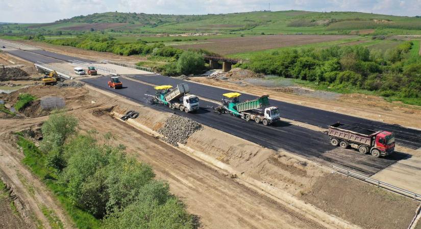 Gőzerővel építik az észak-erdélyi autópályát Szilágy és Bihar megyék határán
