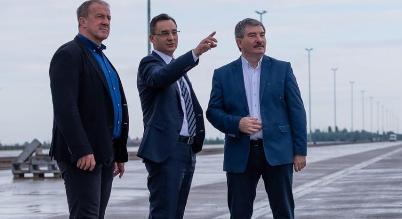 “Kormányzati” pénzzel pózolnak Papp Lászlóék: folytatódik a Debrecen és Balmazújváros közötti vasútvonal építése